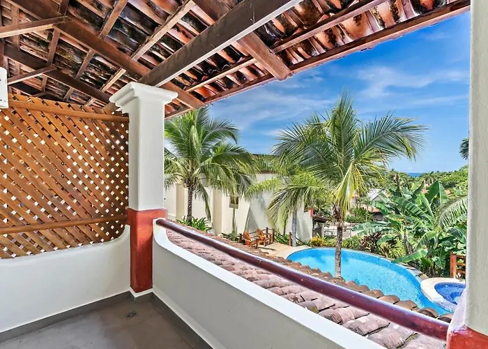 2-Bd Beauty With Pool, Walk To Beach