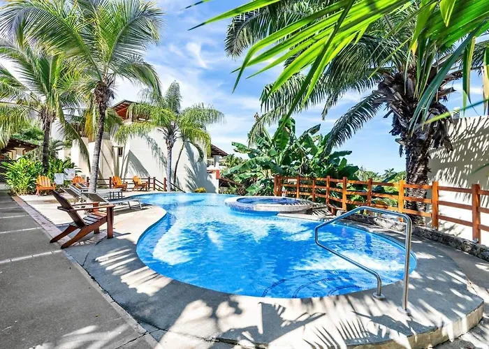 2-Bd Beauty With Pool, Walk To Beach