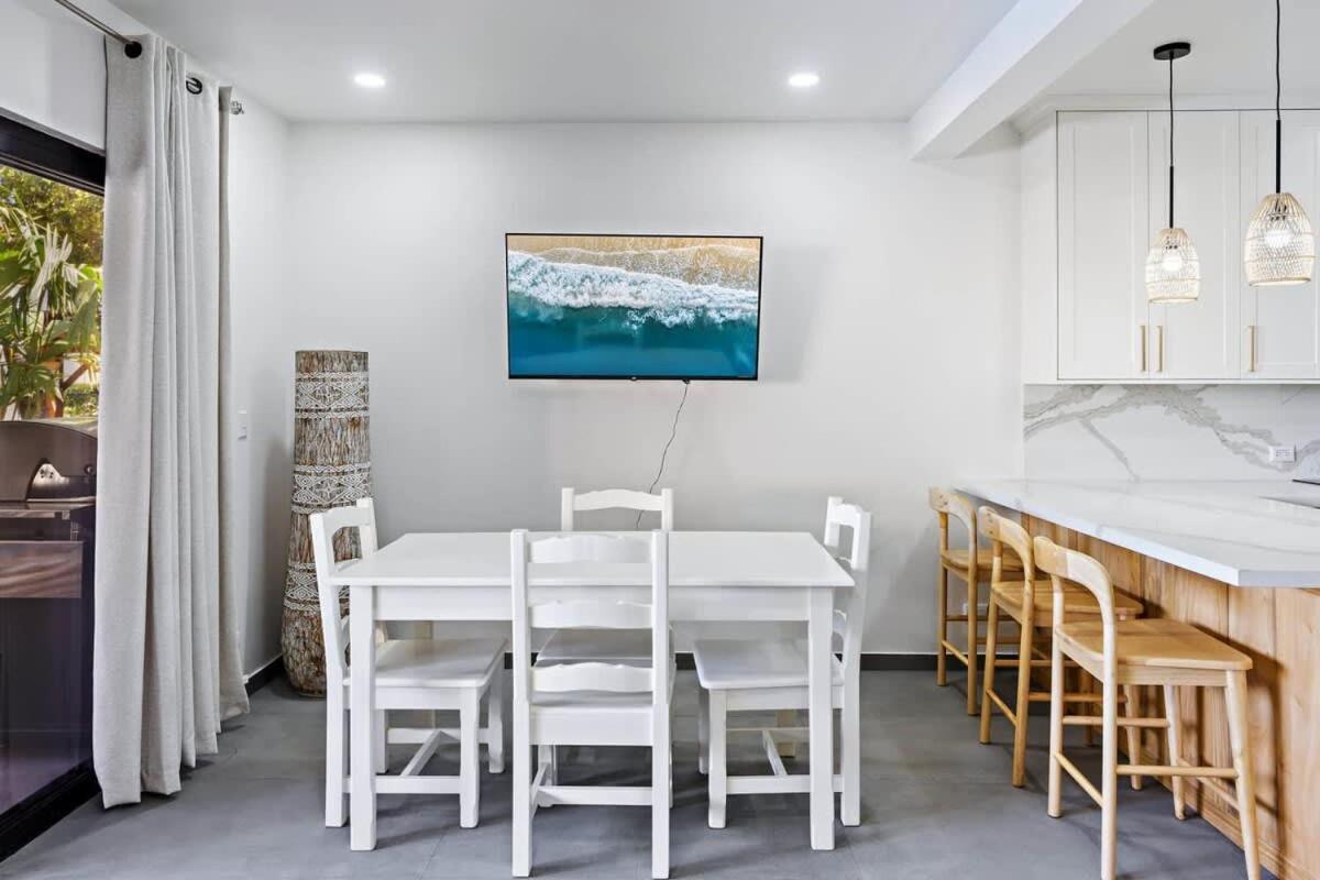 2-bd Beauty With Pool, Walk To *